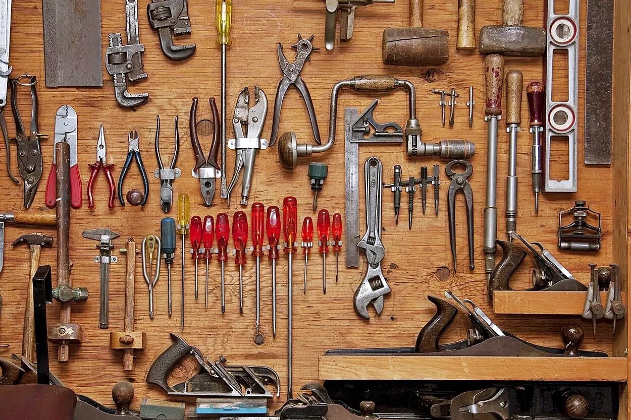 Продвинутые инструменты. Инструмент для гаража. Инструменты в мастерской. Инструменты слесаря. Инструменты для столярной мастерской.