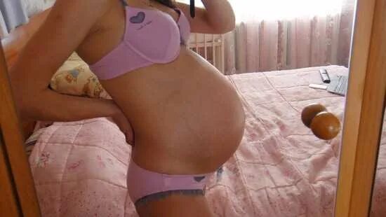 Ребенок толкается в животе. Живот на 34 неделе беременности.