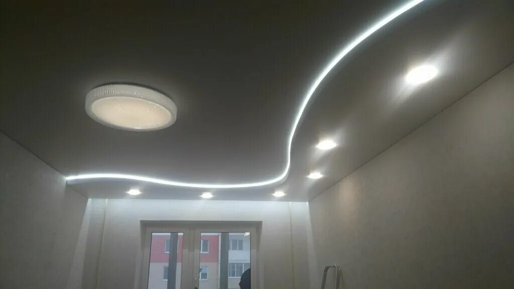 Дарим потолок. Натяжные потолки реклама. Натяжные потолки. Saros design натяжные потолки m42. Натяжные потолки славгород.