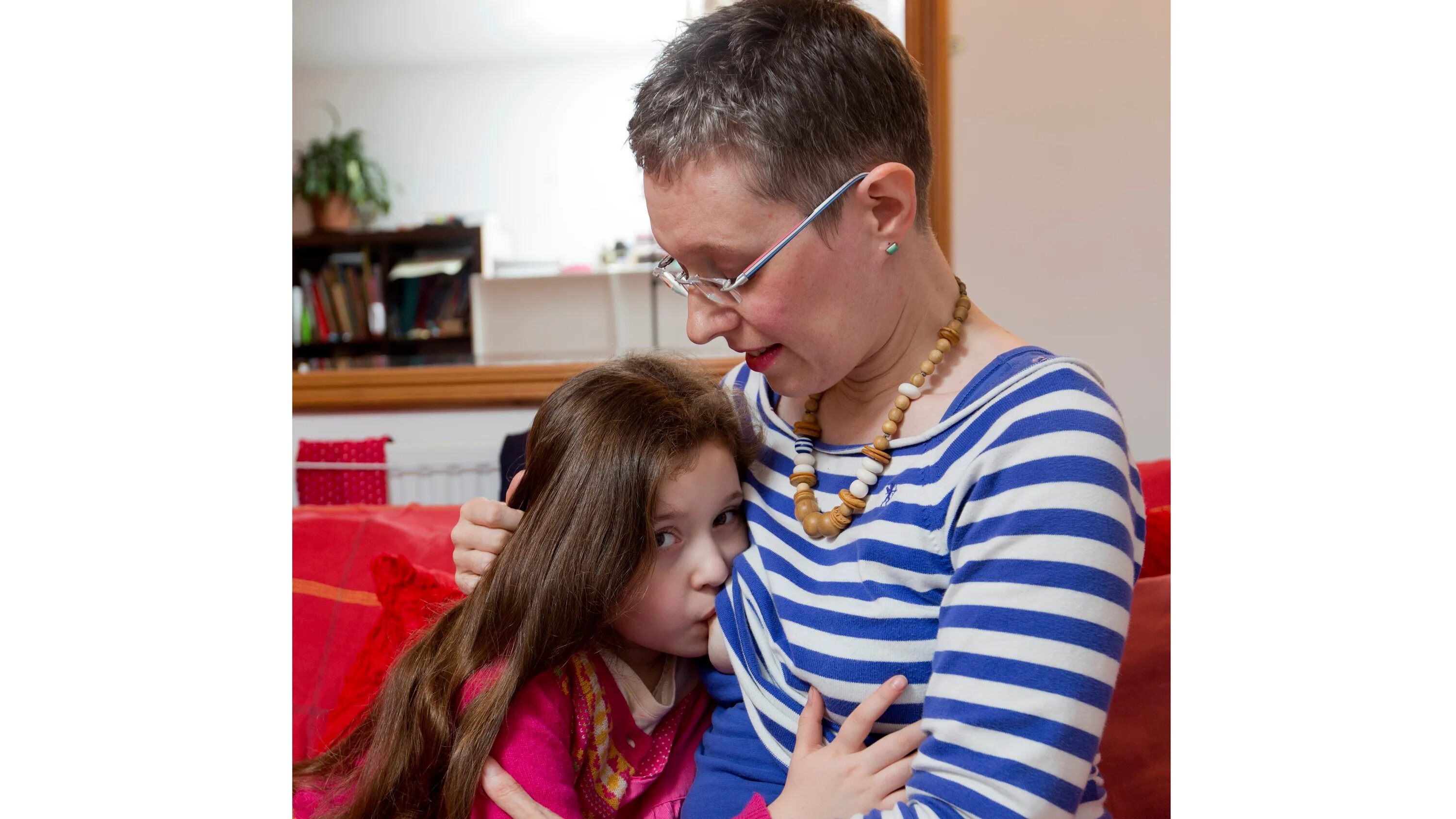 Сосание девочки ребенка у папы. Член отца. Ротик дочь отец. Дети с отчимом. Мать с дочкой отсосали у отца.