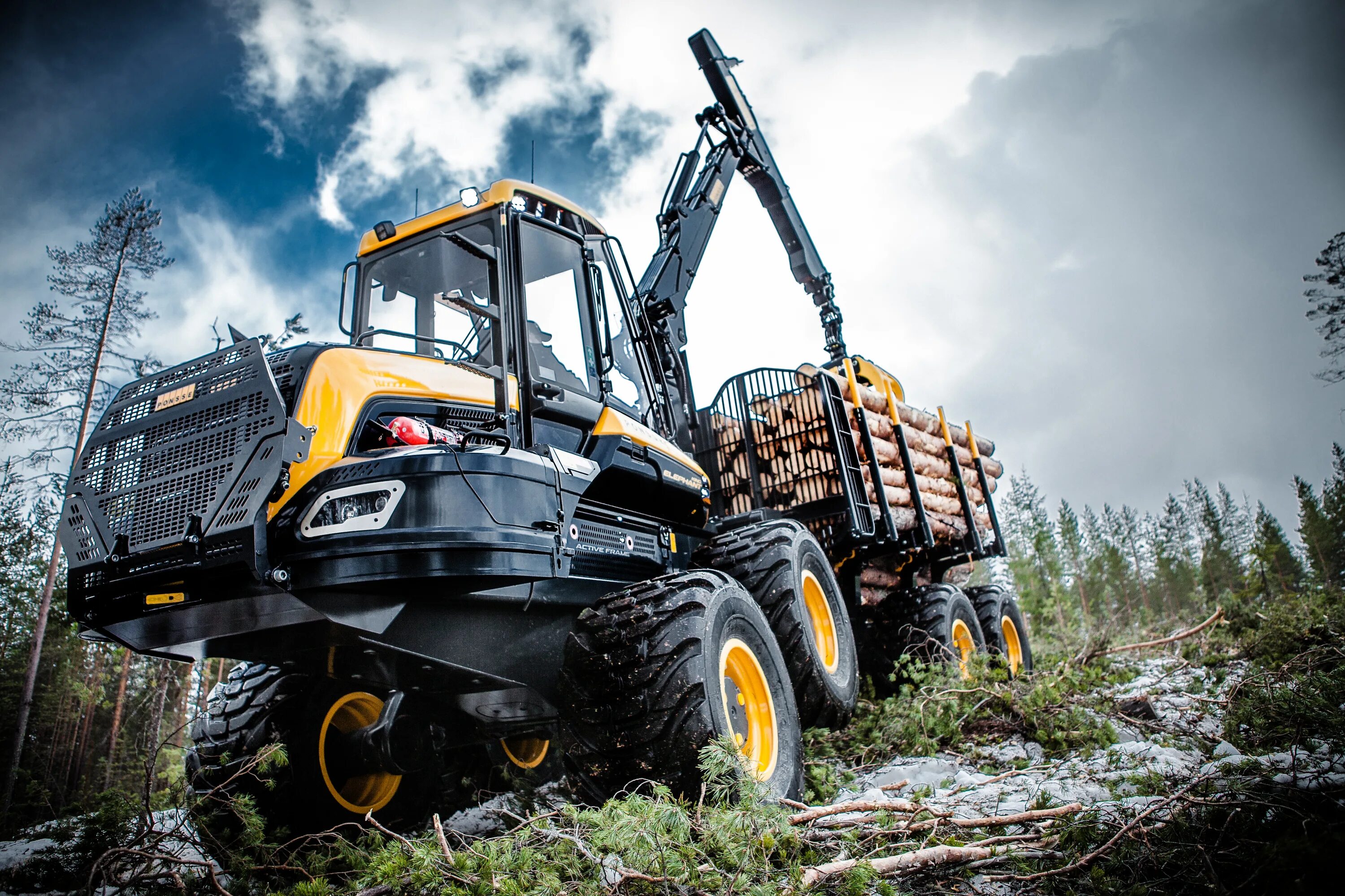 Машинист лесозаготовительной машины. Харвестер понссе кабина. Машинист лесозаготовительной машины. Харвестер джон дир кабина. Машинист лесозаготовительных и трелевочных машин.