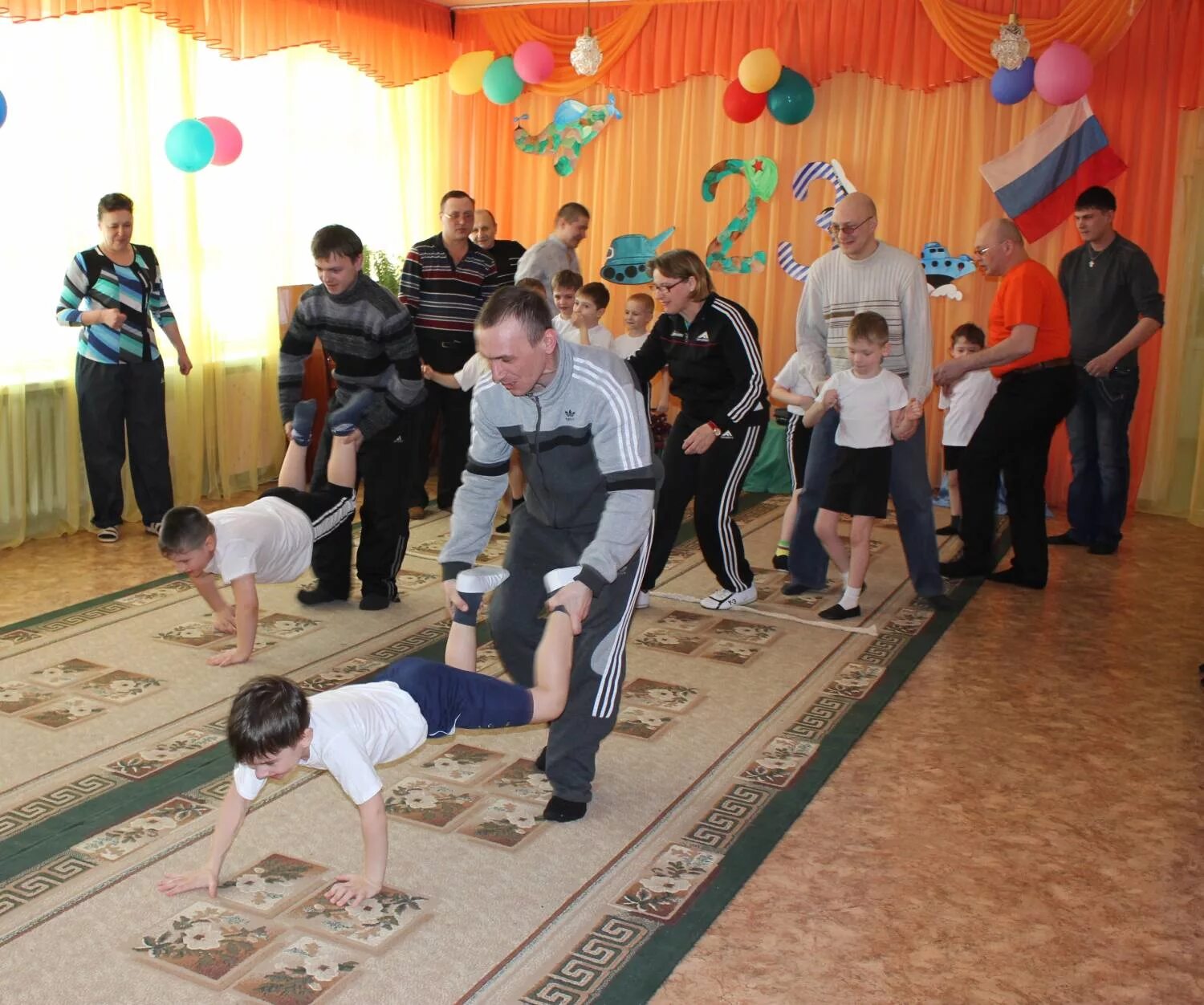 Спортивный праздник с родителями в детском саду. Спортивные развлечения дошкольников. Спортивная эстафета с родителями в садике. Соревнования на 23 февраля в детском саду. Спортивное мероприятие к 23 февраля в школе