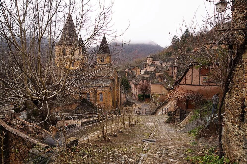 Medieval village. Средневековая деревня Сермонета, Италия.. Аббатство сент-фуа конк. Средневековая деревня Косместон. Европейская деревня средних веков.