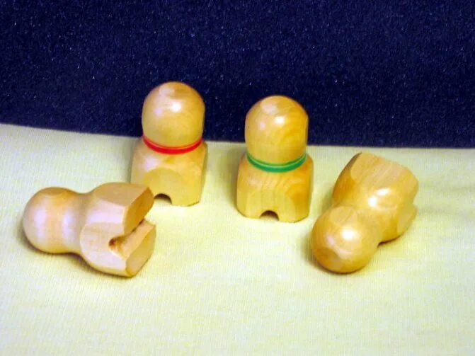 Астрагалы игральные кости. Старинная игра в кости. Кости для игры в бабки. Бабки костяные игра. Косточки для игры в бабки.