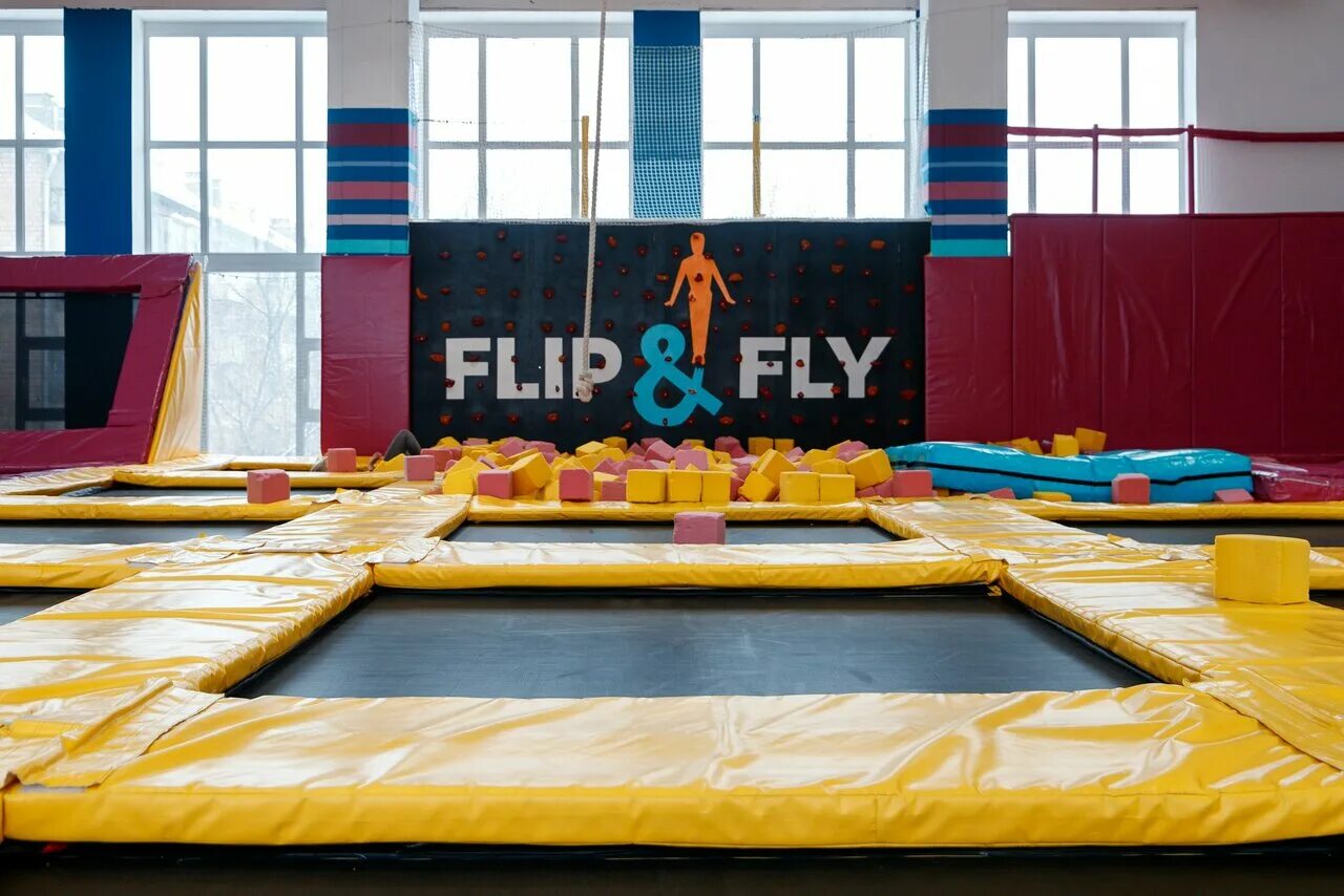 Батуты Flip Fly. Флип Флай батутный центр. Flip Fly Мытищи. Флип Флай батутный центр Калужская. Батутный центр мытищи