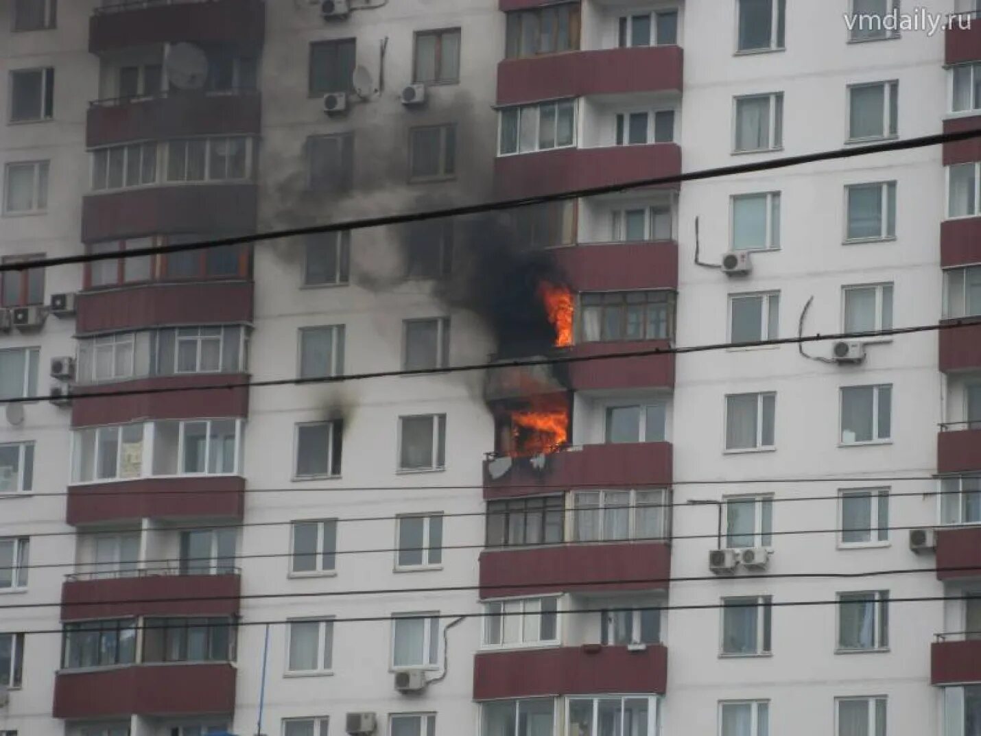 На какой улице горит дом. Пожар на 15-й парковой улице. Пожар в панельном доме. Пожар в Москве многоэтажка. Пожар на балконе.