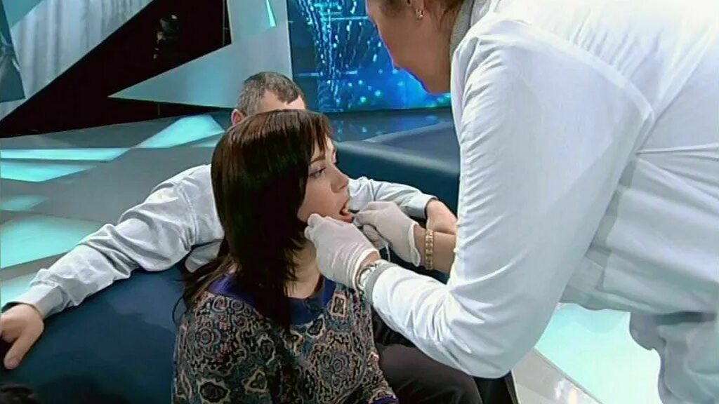 4 программа днк. Шоу днк на нтв. студия днк нтв. ток шоу днк александр. днк на нтв 2018.