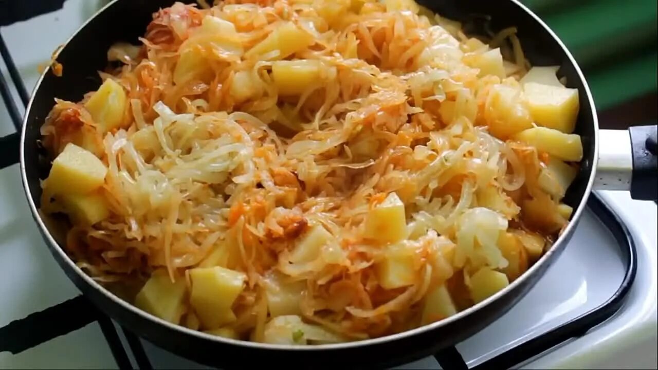 Картошка с капустой как называется. Картошка с капустой. Тушёная капуста с картошкой и мясом. Картошка с капустой тушеная на сковороде. Жареная картошка с тушеной капустой.