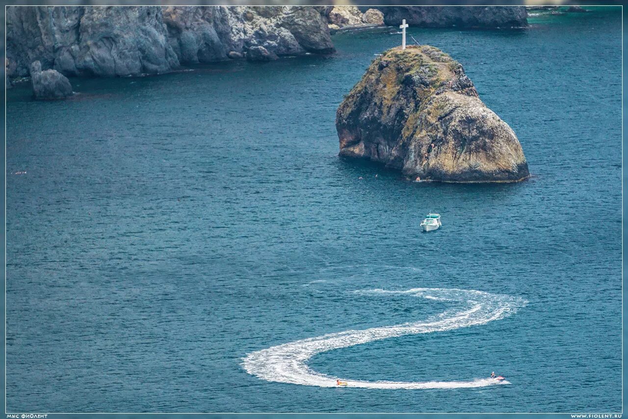 Фиолент севастополь георгиевская скала. Скала святого георгия мыс фиолент. Скала святого георгия мыс фиолент. Мыс фиолент в крыму крест. Мыс фиолент скала святого явления.