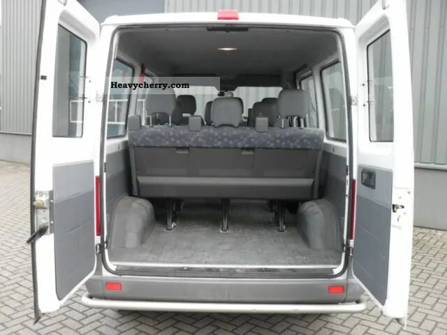 Спринтер 208д. Mercedes Sprinter 208 CDI Radio. Установка сидений в Мерседес Спринтер. Мерседес Спринтер 903 установка сидений.