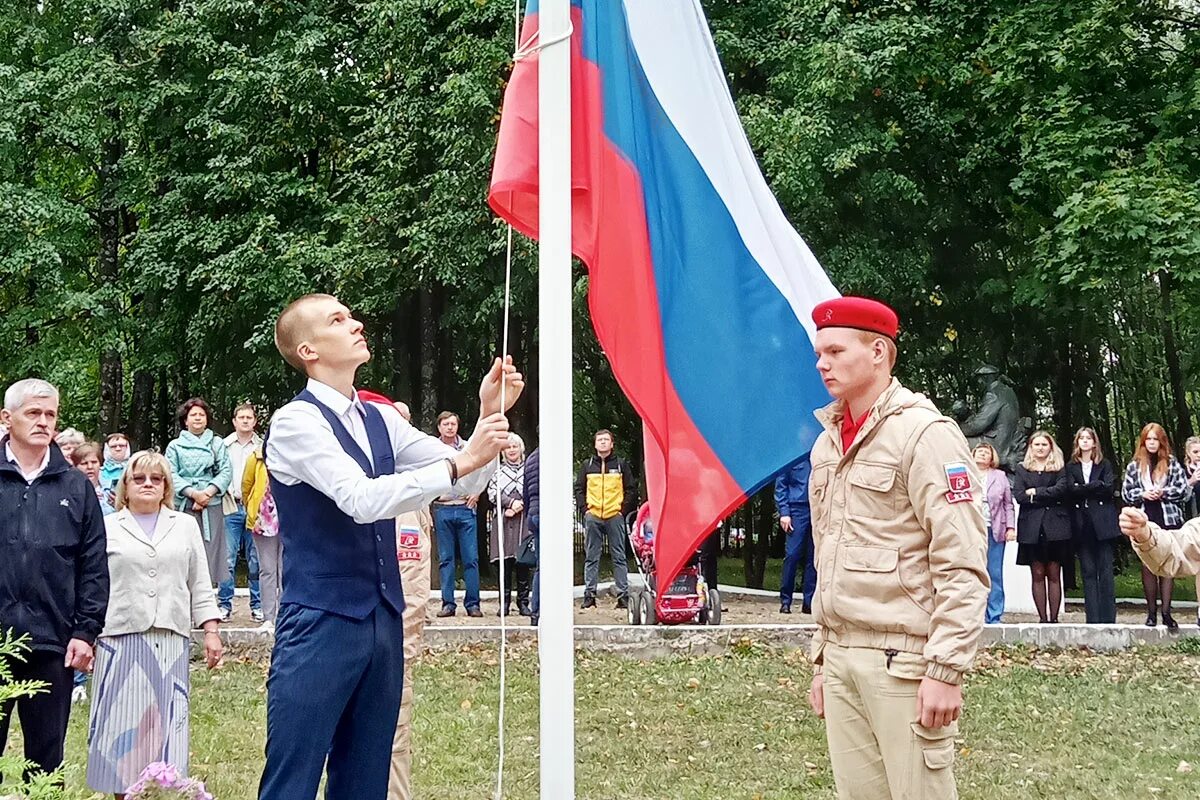 Поднятие флага. Поднятие флага в школе. Подъем флага. Подъем флага в школе.