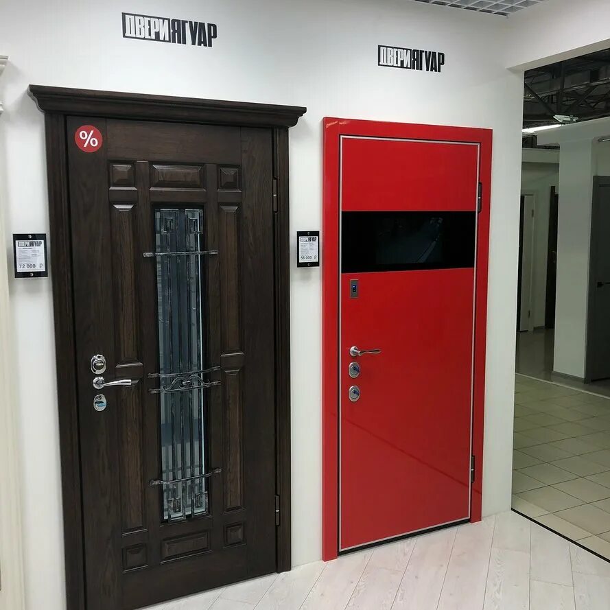 Стальные двери Red Visan. Красная входная дверь. Красная металлическая дверь. Дверь входная металлическая красная.