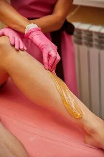 Көк халат киген Аса Акира Мэдисон Айвиге массаж жасайды, ал лесбиянкалар трассалайды.