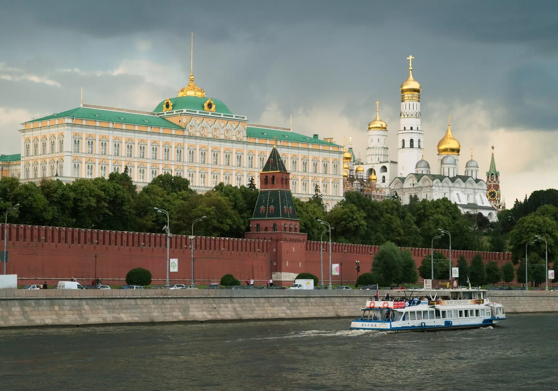 The kremlin was built in. Большой Кремлёвский дворец Московский Кремль. Ансамбль Московского Кремля. Соборная площадь Московского Кремля. Сенатский дворец Московского Кремля площадь.