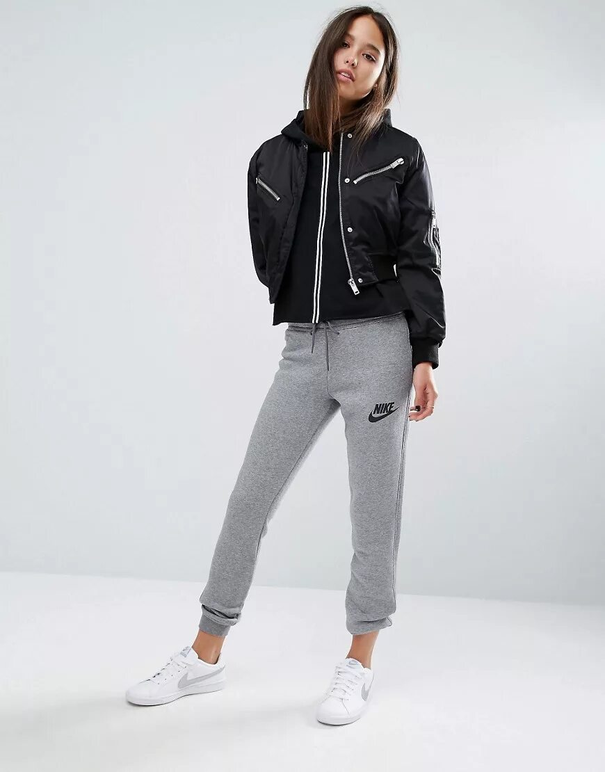 Куртка со спортивными штанами мужские. Пуховик ellesse черный. Джоггеры и свитшот мужской. Джоггеры женские образы. Джинсовка мужская.
