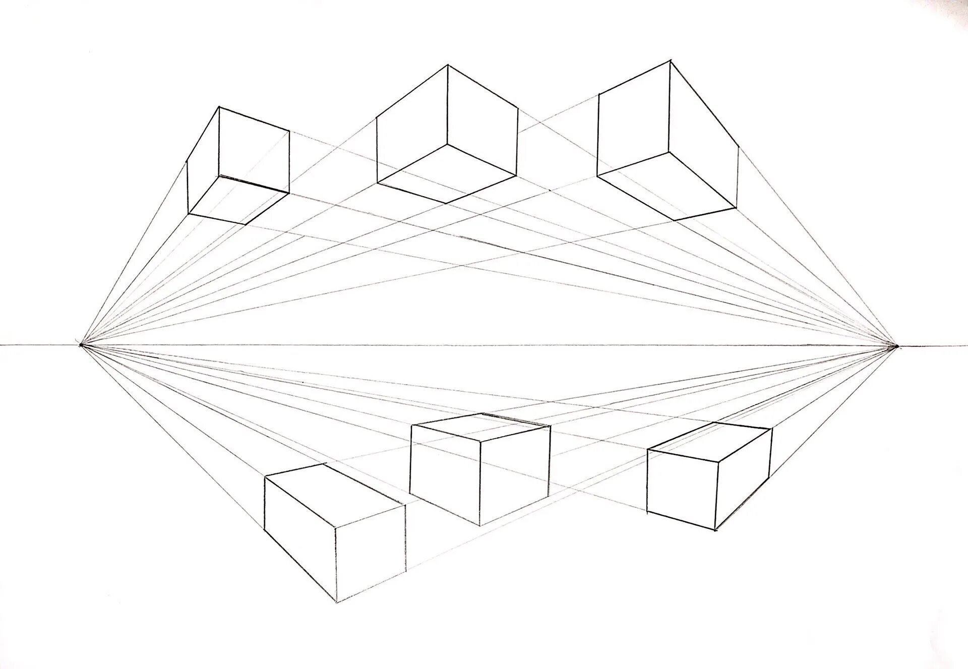 Линейная перспектива с 2 точками. Построение куба в перспективе. Куб в перспективе и сбоку. Кубик в перспективе. Линейная перспектива в академическом рисунке.