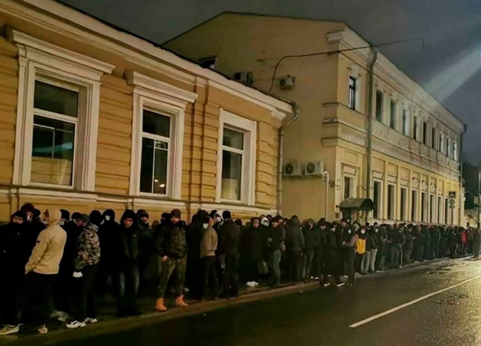 Митинг в Москве у посольства Таджикистана. Митинг возле посольства Таджикистана в Москве. Митинг памирцев в Москве у посольства Таджикистана. Митинг посольство Москва. Мигранты митинги