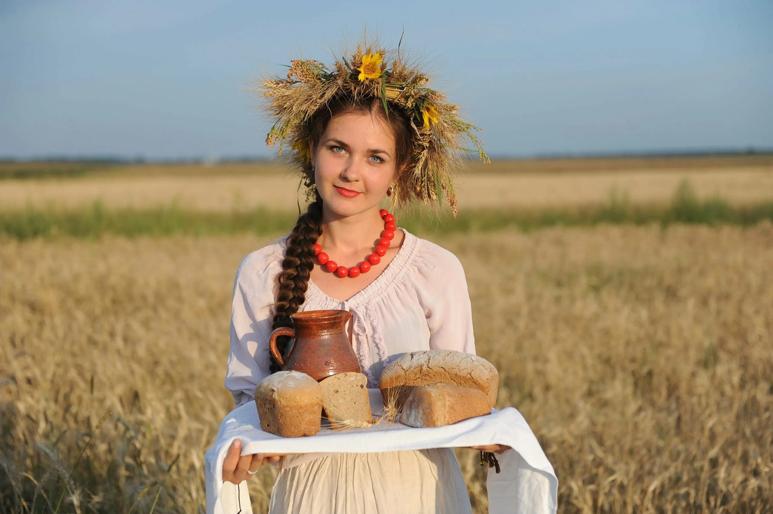 Девушка с караваем. Девушка в народном костюме с караваем. Славянские девушки. Девушка с хлебом и солью. Жит ва