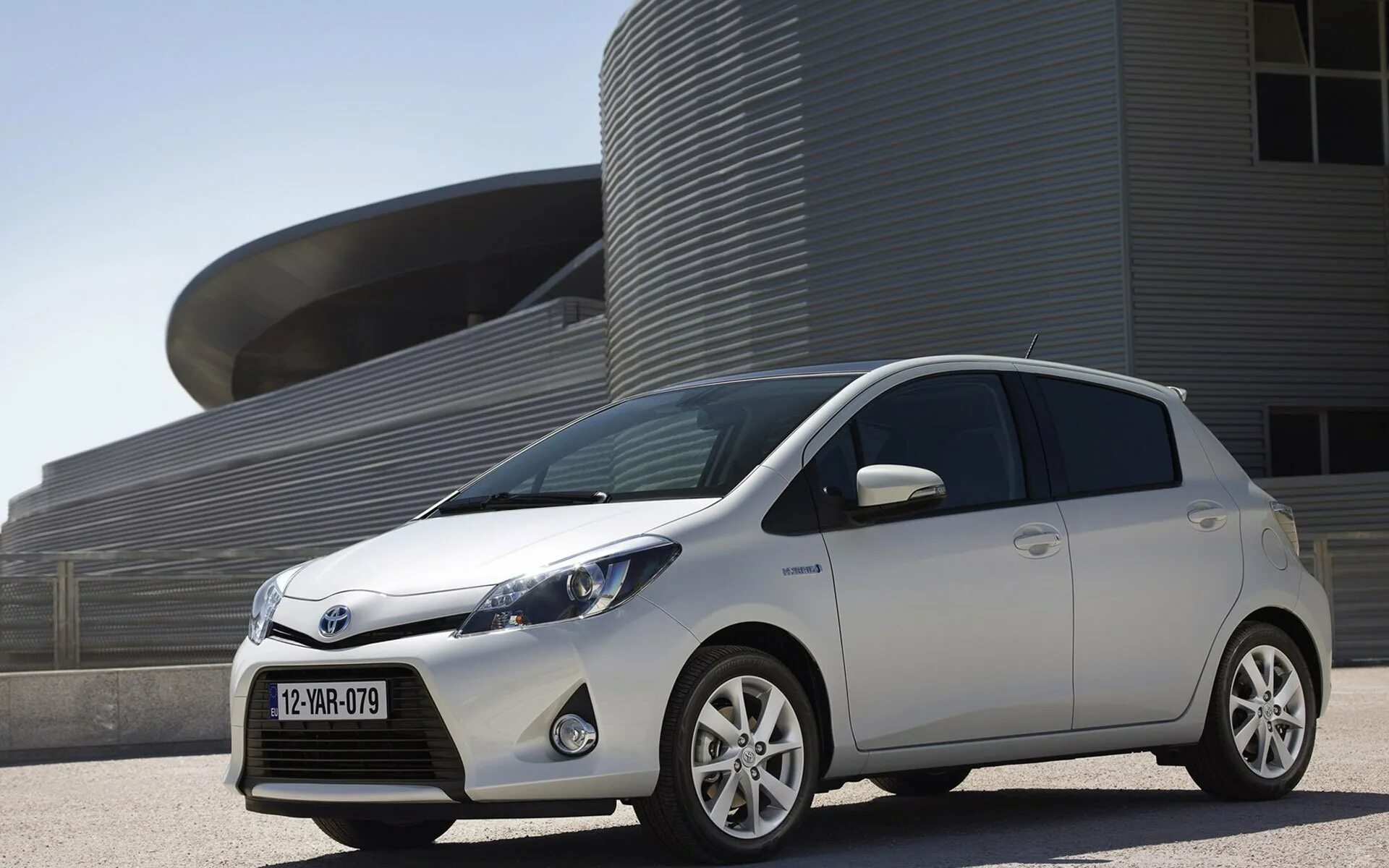 Тойота Ярис гибрид. Toyota Yaris 2013 Hybrid. Toyota Yaris Hybrid 2015. Toyota Yaris 2012 model Hybrid. Авто тойота гибрид