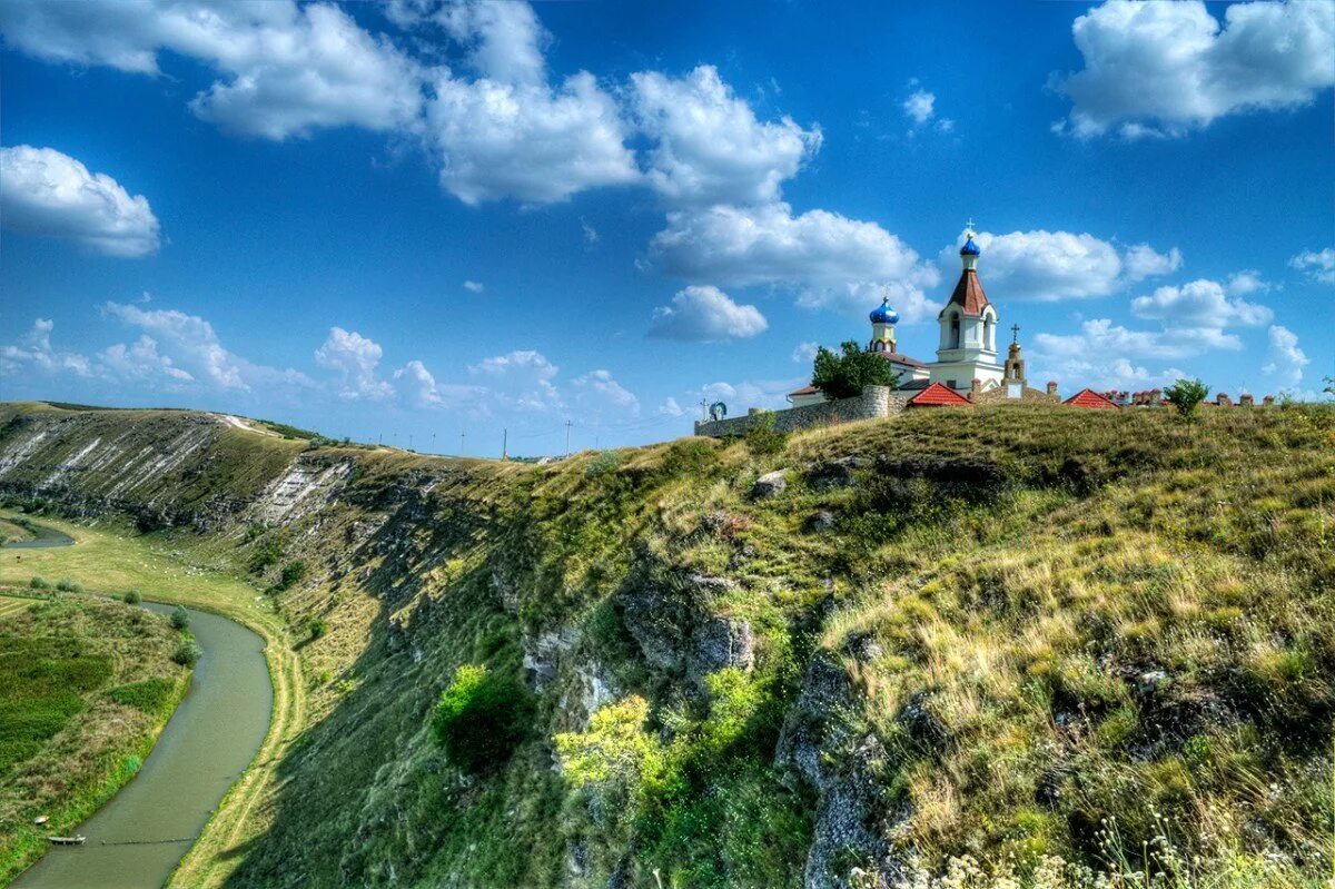 Государство молдова. Orheiul vechi Молдова. Монастырь Орхей Векь. Молдавия природа Орхей. Молдавия нац парк Орхей.