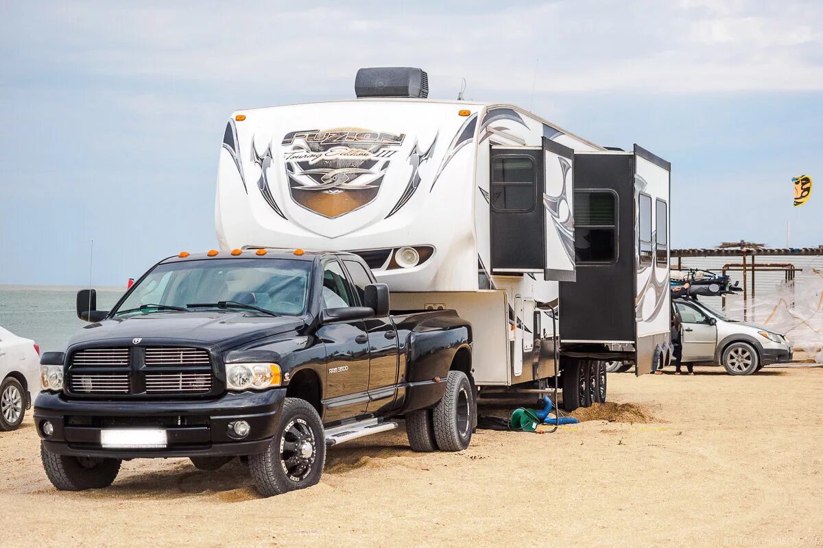 Dodge Ram 3500 автодом. Dodge Ram 3500 Camper. Додж Ram 3500 с прицепом. Ram 1500 автодом.