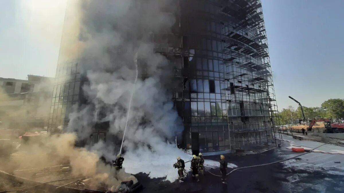 Пожар в новостройке. Пожар на левом берегу сегодня. Пожар жк атлантис. Пожар в воронеже сейчас на правом берегу. Пожар на 9 января воронеж сейчас.