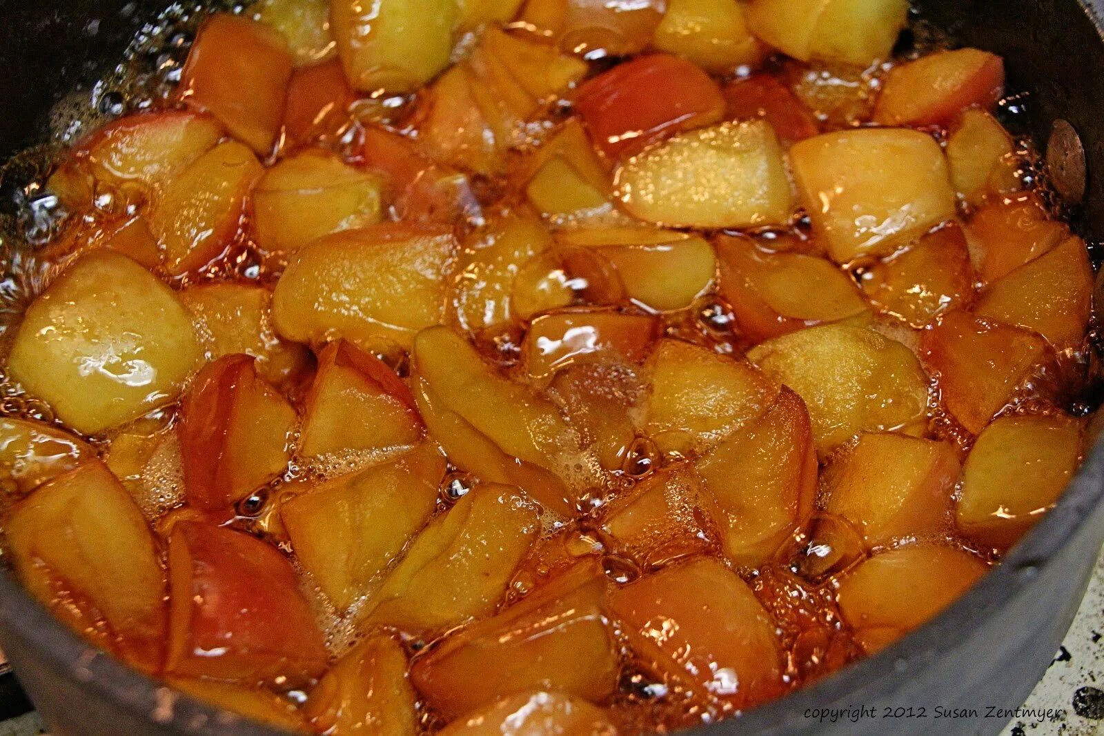 Яблоки в сахарном сиропе. Тушеные фрукты. Яблоки в духовке с сиропом. Груши и яблоки вареные в меду. Фрукты в сахарном сиропе