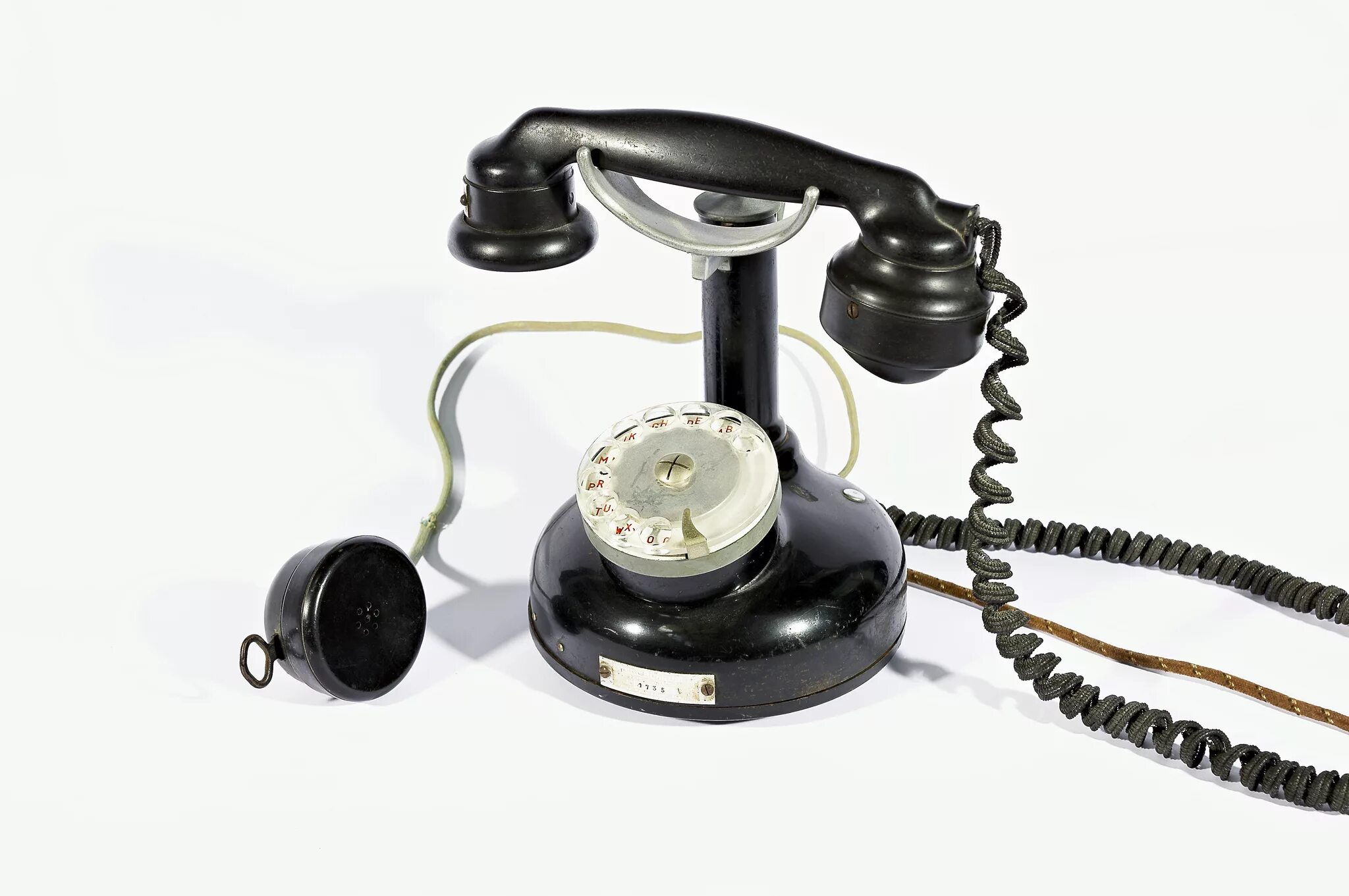 Телефонный аппарат цб атс. История телефонного аппарата. Аппарат телефонного аппарата белла. Микрофоны телефонных аппаратов. Микрофон для трубки стационарного телефона.