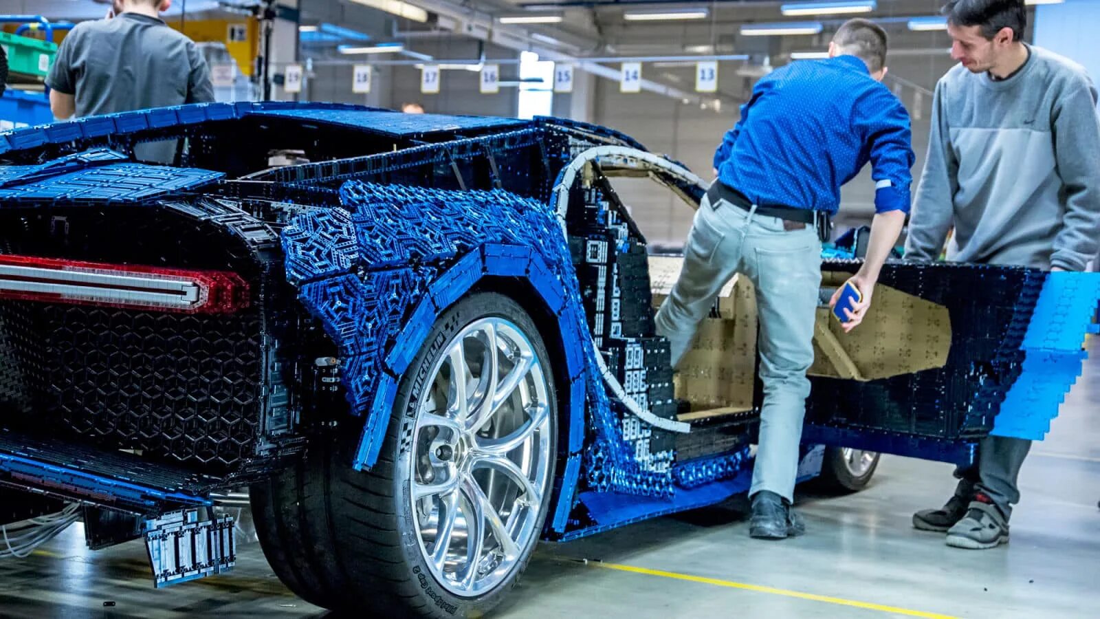Made car. Лего машины Бугатти. Машина из лего техник Бугатти Широн. LEGO Bugatti Chiron 1 1. Bugatti 2016 Chiron LEGO.