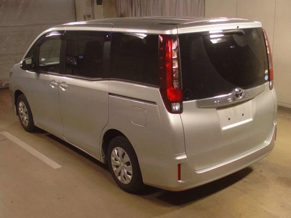 Минивены все марки цены бу. Минивэн Тойота Ноах 2015. Toyota Noah 2015 кузова. Тойота минивэн Noah Townscape. Тойота Ноах 2014 цвет зеленый.