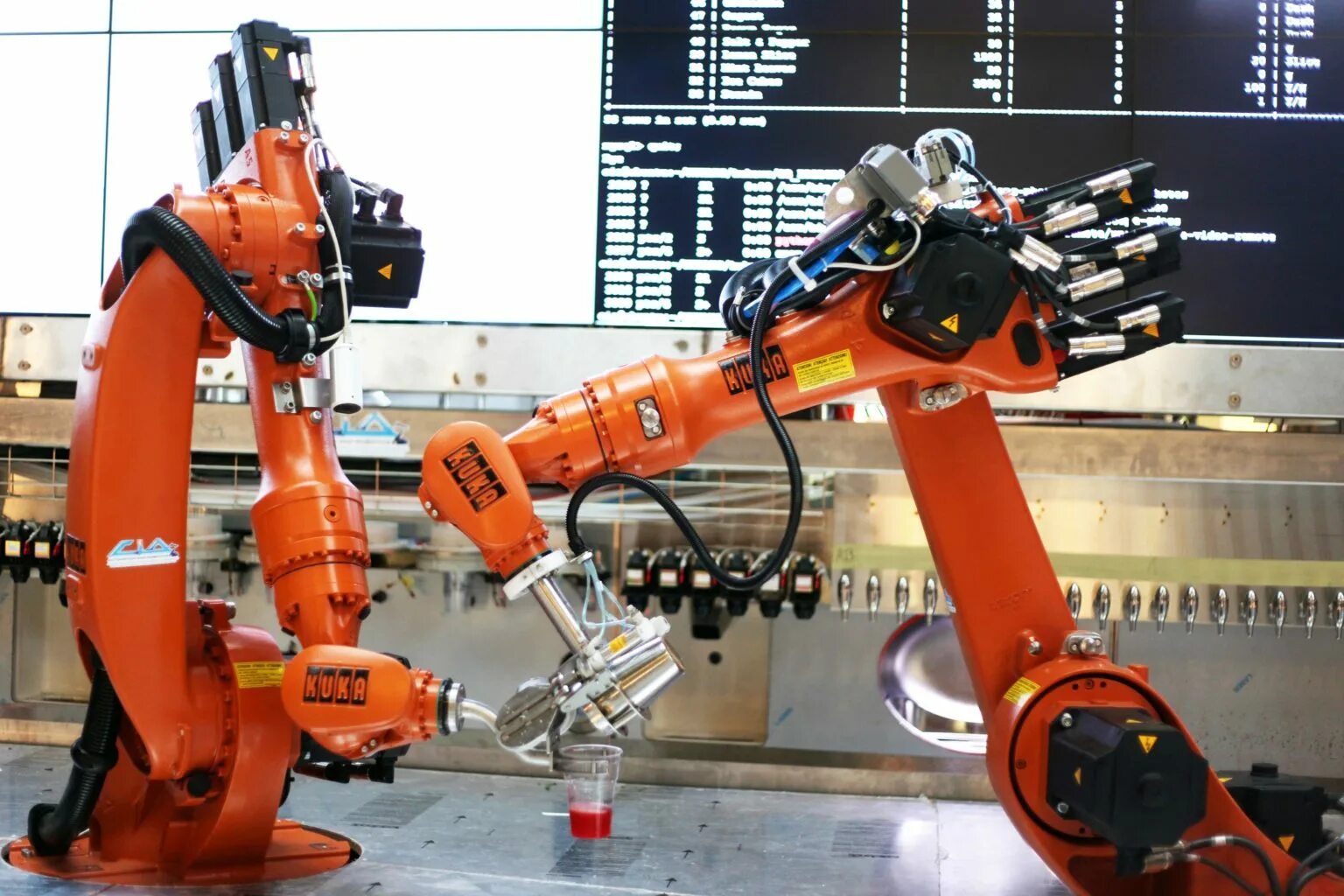 Промышленный робот манипулятор. Makr Shakr. Промышленные роботы первого поколения. Адаптивные промышленные роботы. Рука промышленного робота.