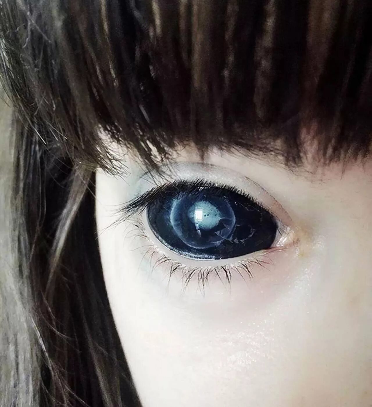 Черные глаза новые. Девушка с большими зрачками. Тату на глазном яблоке девушка.