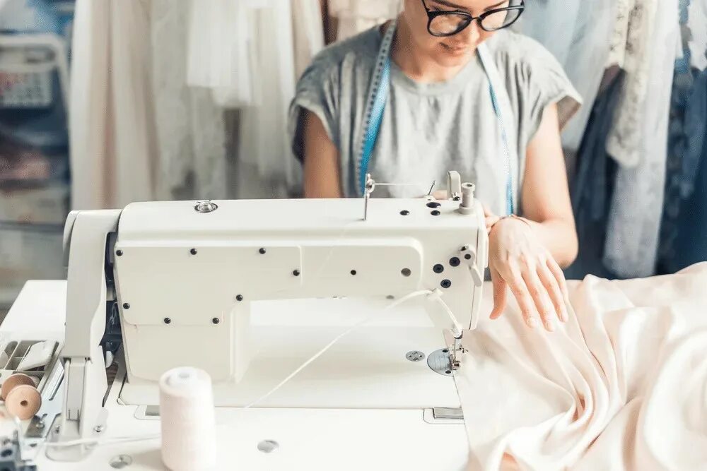 Шитье трикотажных изделий. Швейные услуги. Пошив швейных изделий. Две швеи работали одинаковое время. 3 швеи сшили.