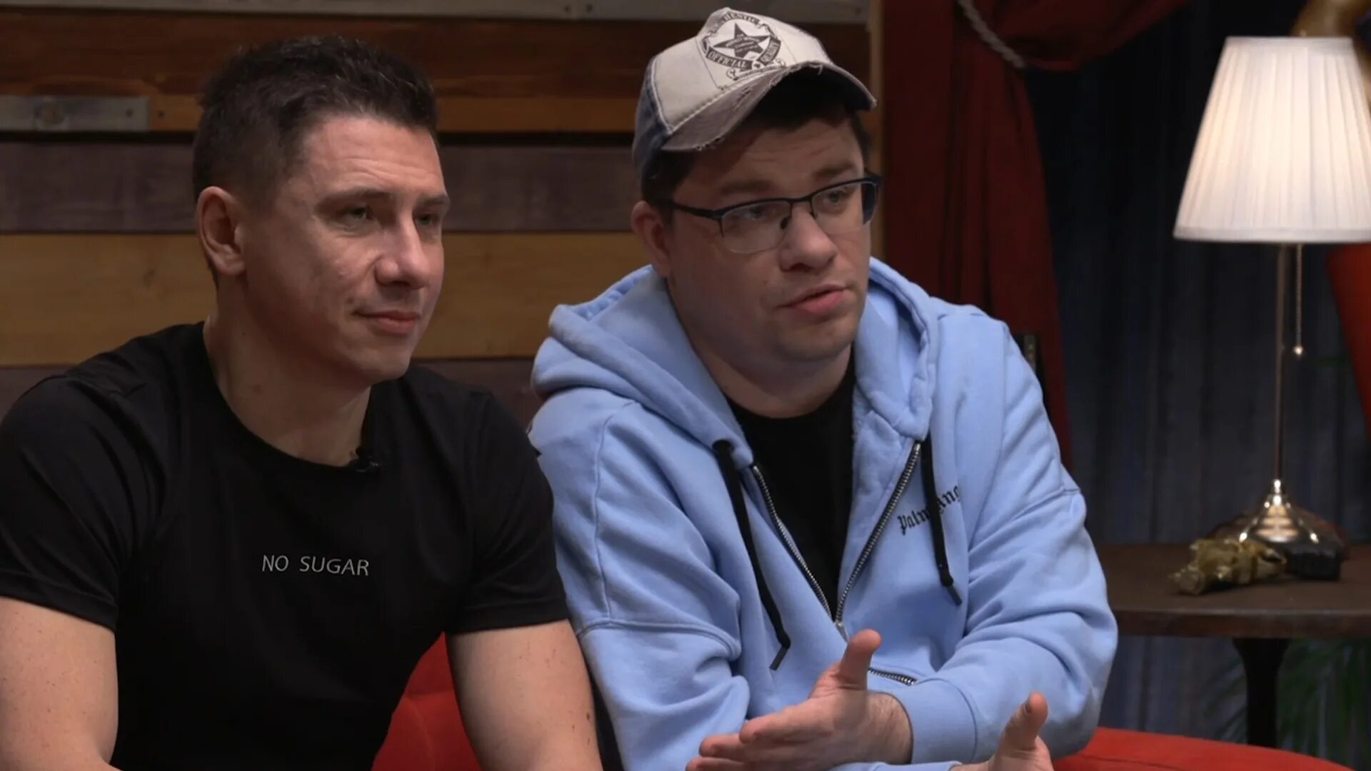 Гарик батрутдинов. Гарик бульдог. Камеди клаб харламов и батрутдинов. Харламов и батрутдинов. Ошуительное хоу харламов.