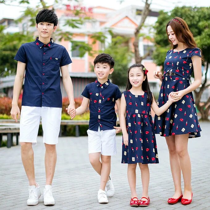 Люди в одинаковых робах. Люди в одинаковой одежде. Футболки для коллектива. Человек в футболке. Летняя одежда для всей семьи.