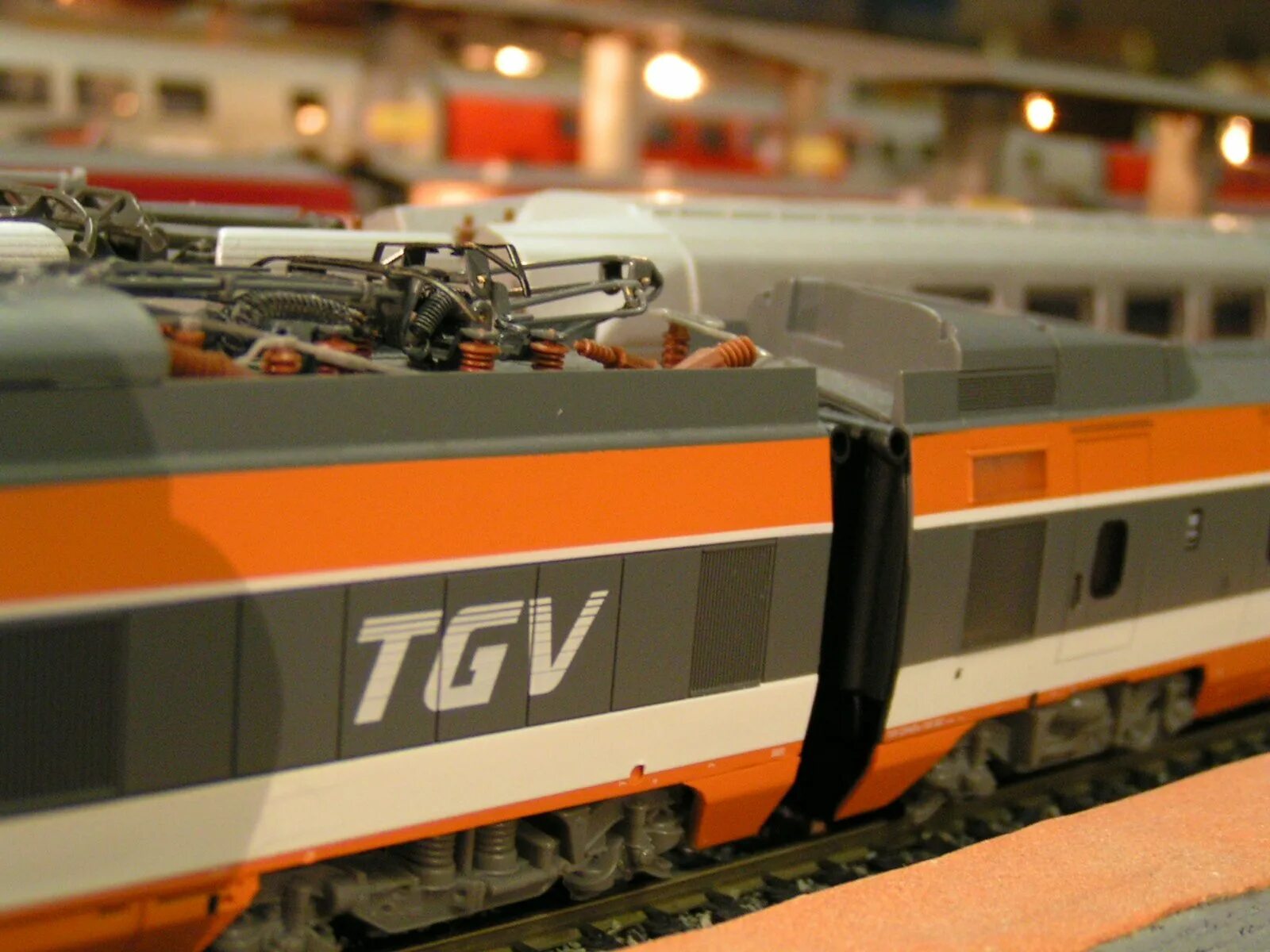 16 est. Jouef TGV. TGV 1:87. Поезд TGV оранжевое. Поезд ТГВ оранжевый игрушка.