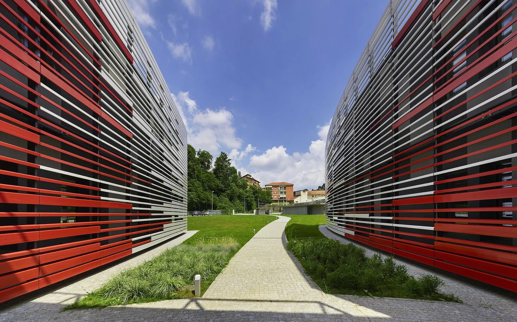 Горизонтальный фасад. Отделка фасада ламелями. Фасадные ламели в архитектуре. Горизонтальный фасад. Горизонтальный фасад.