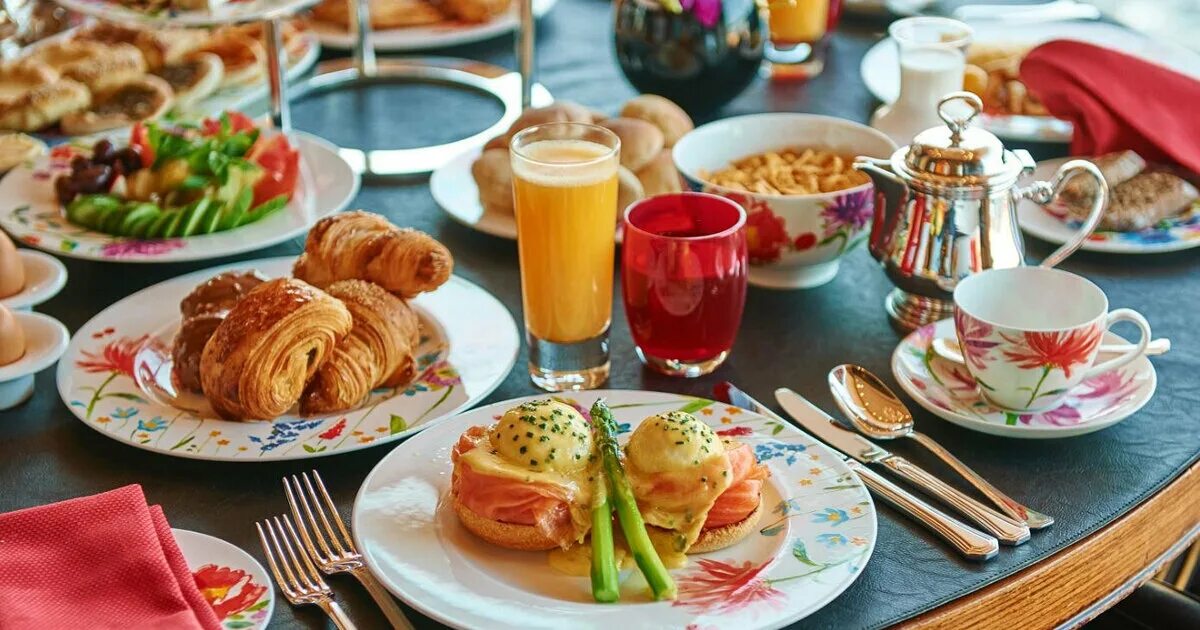 Four seasons завтраки. Four seasons завтраки. Завтраки в four seasons санкт-петербург. Английский завтрак в отеле. Шведский стол завтрак.