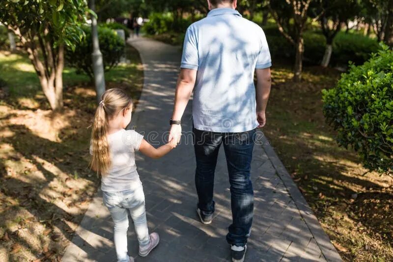 Маленькие девочки с папами. Фотосессия отец и дочь. Взрослый мужик в маленькую девочку. Девочка и дед. Взрослый мужик в маленькую девочку.