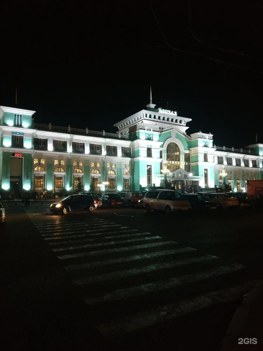 Железнодорожный вокзал леконта 1 омск. Станция омск пассажирский. Памятник у жд вокзала омск. Город омск жд вокзал. Г омск жд.