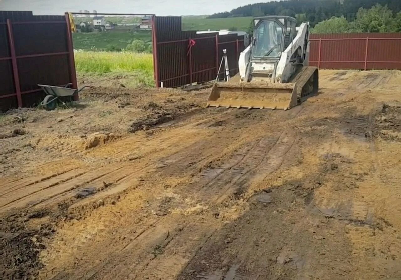 Разравнивание участка трактором. Выравнивание участка. Выравнивание участка. Выравниватель почвы под газон. Выровнять участок на даче.