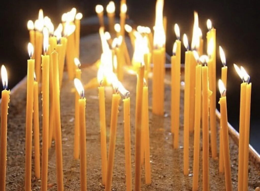 Горящие свечи в церкви. Церковные свечи. Горящие свечи. Храм восковые свечи.