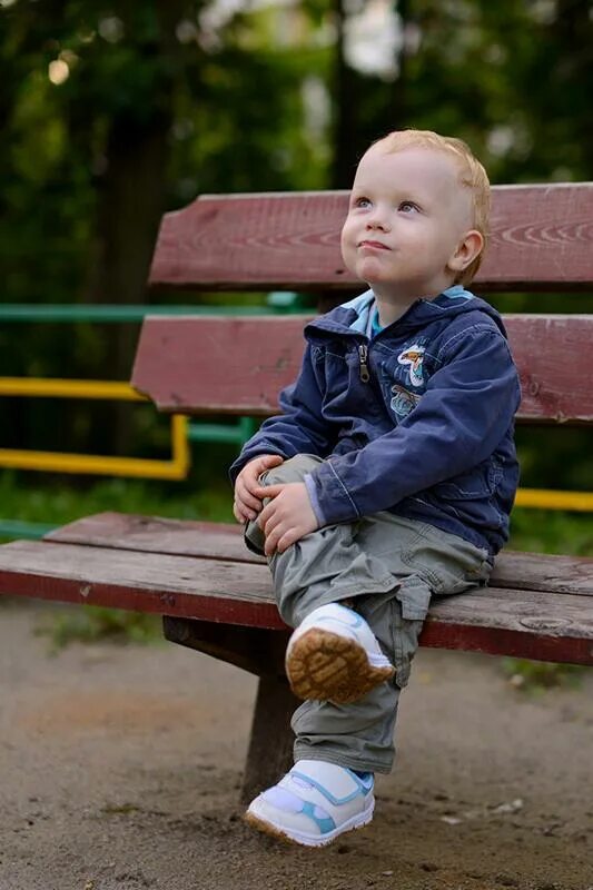 В детстве многие мечтали. Ребенок мечтает. Мальчик мечтает. Детям о мечте.