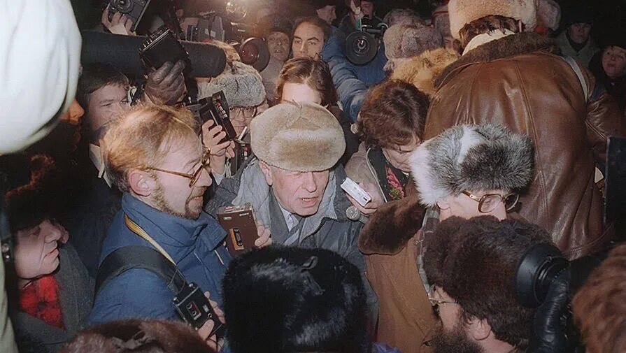 29 декабря 1986 бал. Возвращение Сахарова из Горького в Москву. Сахаров 1986. Возвращение из ссылки а.д Сахарова.