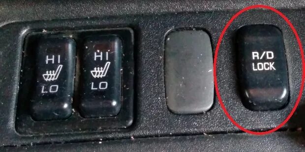 R/d lock l200 кнопка. Кнопка включения блокировки mitsubishi pajero 4. R d lock. Заглушка shift lock mitsubishi pajero sport 2. Кнопка r/d lock митсубиси паджеро 3.