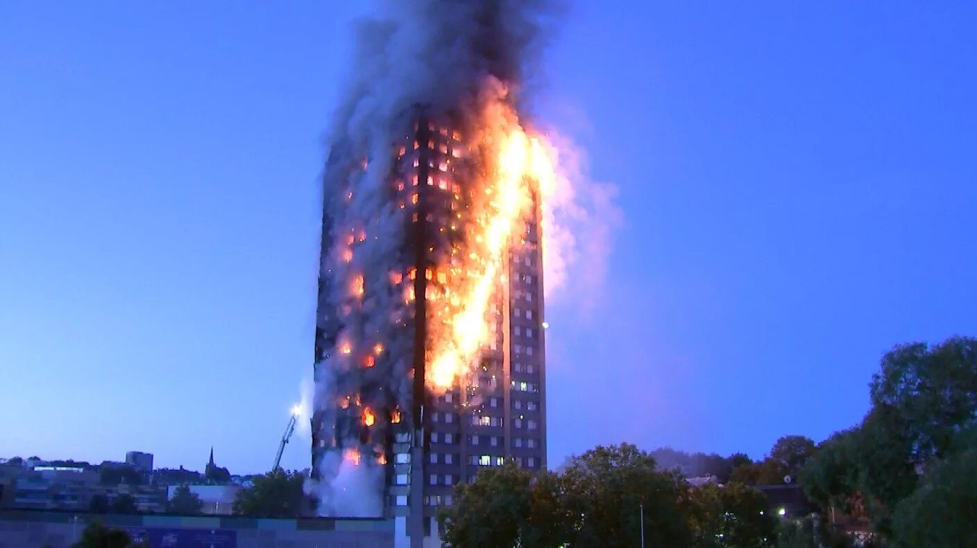 Горит небоскреб. Пожар в здании Grenfell Tower в Лондоне. Гренфелл Тауэр пожар. Гренфелл-Тауэр до пожара. Пожар в лондонском небоскребе Grenfell Tower в 2017 году.