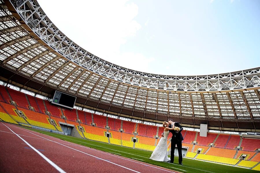 Arena love. Стадион Лужники ЗАГС. Стадион Лужники бракосочетание. Свадьба в Лужниках. Стадион Лужники регистрация брака.