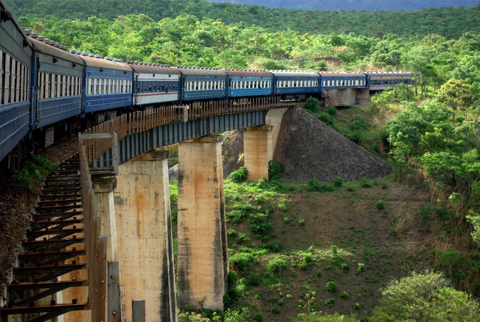Железные дороги африки. Железная дорога Тазара. Железные дороги Танзании. Танзамская железная дорога. Железная дорога Тазара в Замбии.