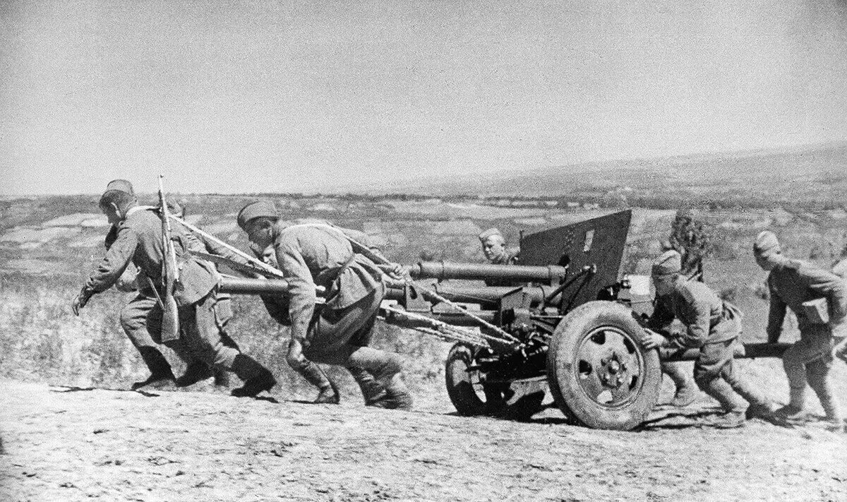 Батарея 76 мм пушек вов. Гаубица д1 1943 года. Артиллерия в годы великой отечественной. Артиллерия ссср 1941-1945. Артиллеристы вов 1941-1945.