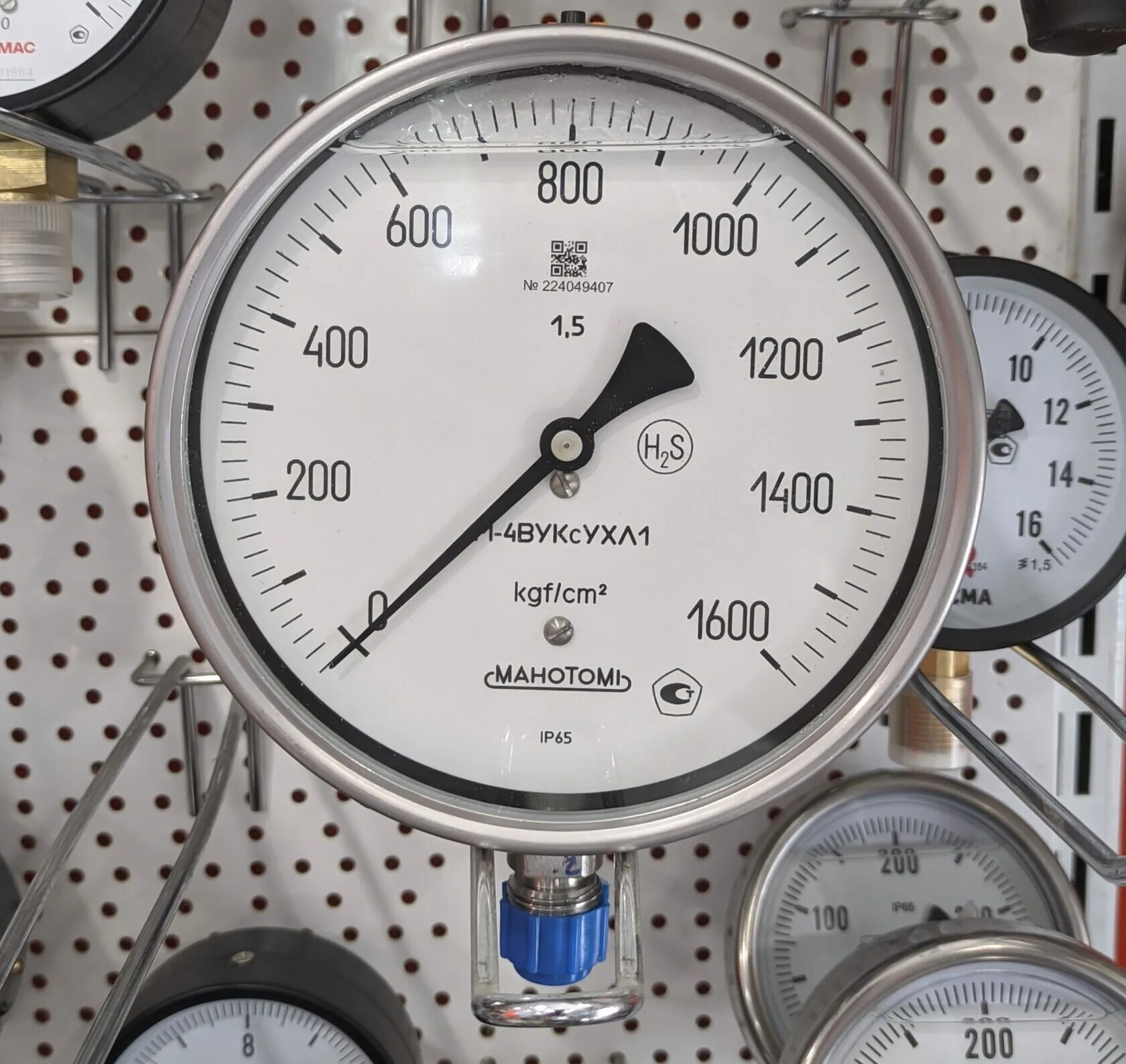 Манометр м-3вукс. Манометр м004. Манотомь манометры 600атм. Манометры м62 панель.